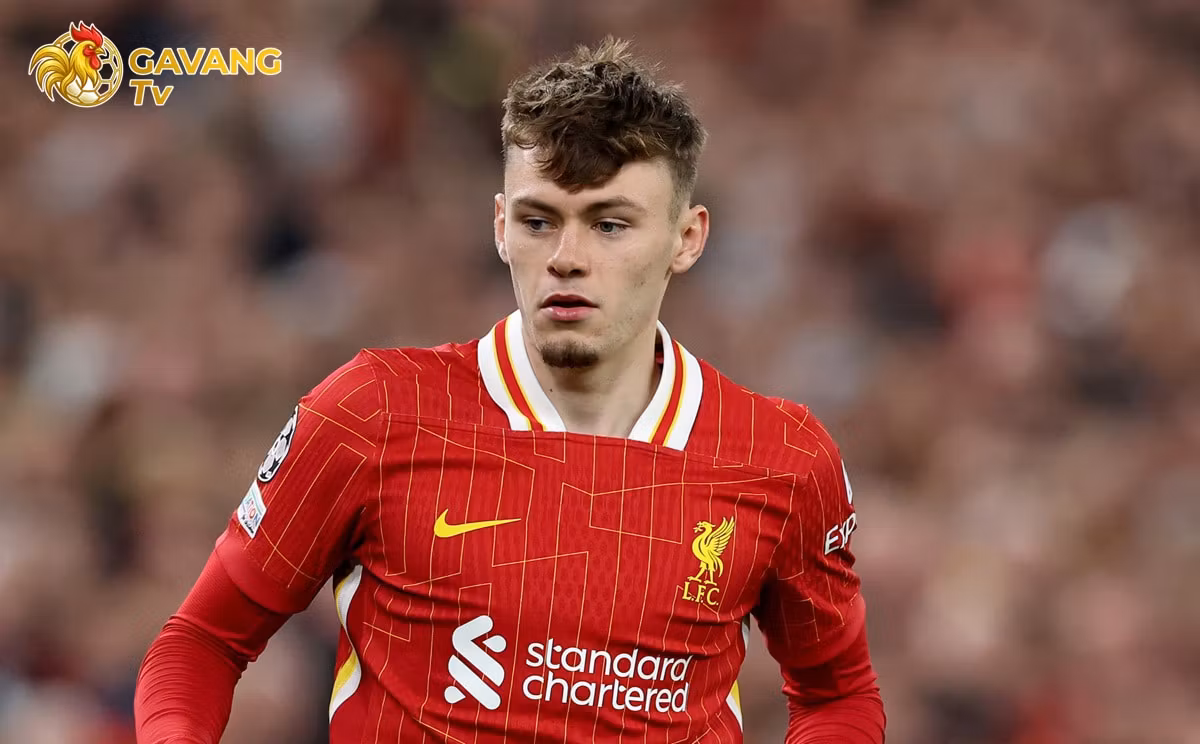 Tài năng trẻ Conor Bradley tự tin cầm bóng trên sân Anfield, sẵn sàng vươn tầm thành trụ cột hàng thủ của Liverpool dưới triều đại HLV Arne Slot.